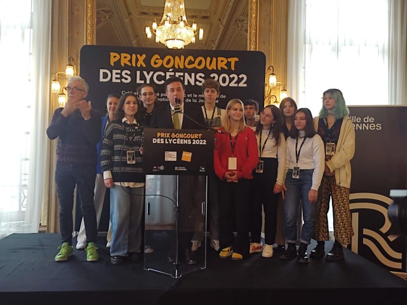 Goncourt des lycéens : Blandine remet le Prix à Sabyl GHOUSSOUB